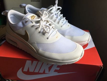 White nike clearance thea trainers