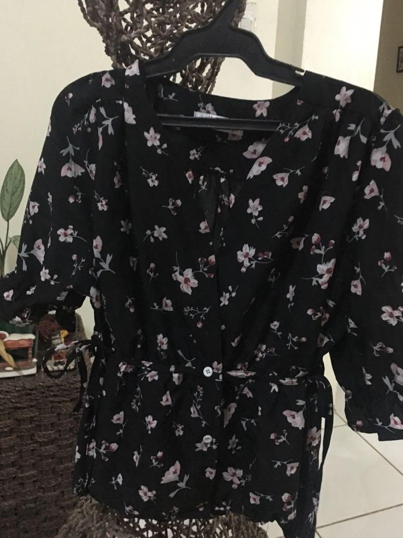 Floral top (Category: Blouses) located in Imus. Submitted by katykit (Listing ID 271628010, Image 1). Description: .