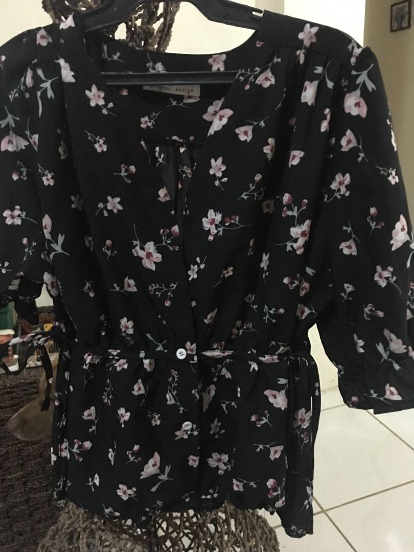 Floral top (Category: Blouses) located in Imus. Submitted by katykit (Listing ID 271628010, Image 3). Description: .