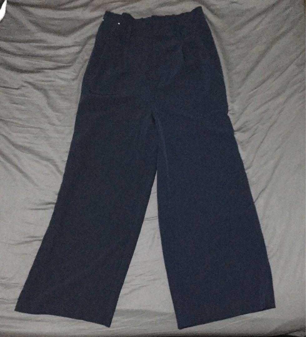 Uniqlo navy blue wide legged pants (Category: Other Bottoms) located in Muntinlupa City. Submitted by yyy27 (Listing ID 271620920, Image 1). Description: Size: L Waist: 69-75 cm Hip: 94-100cm .