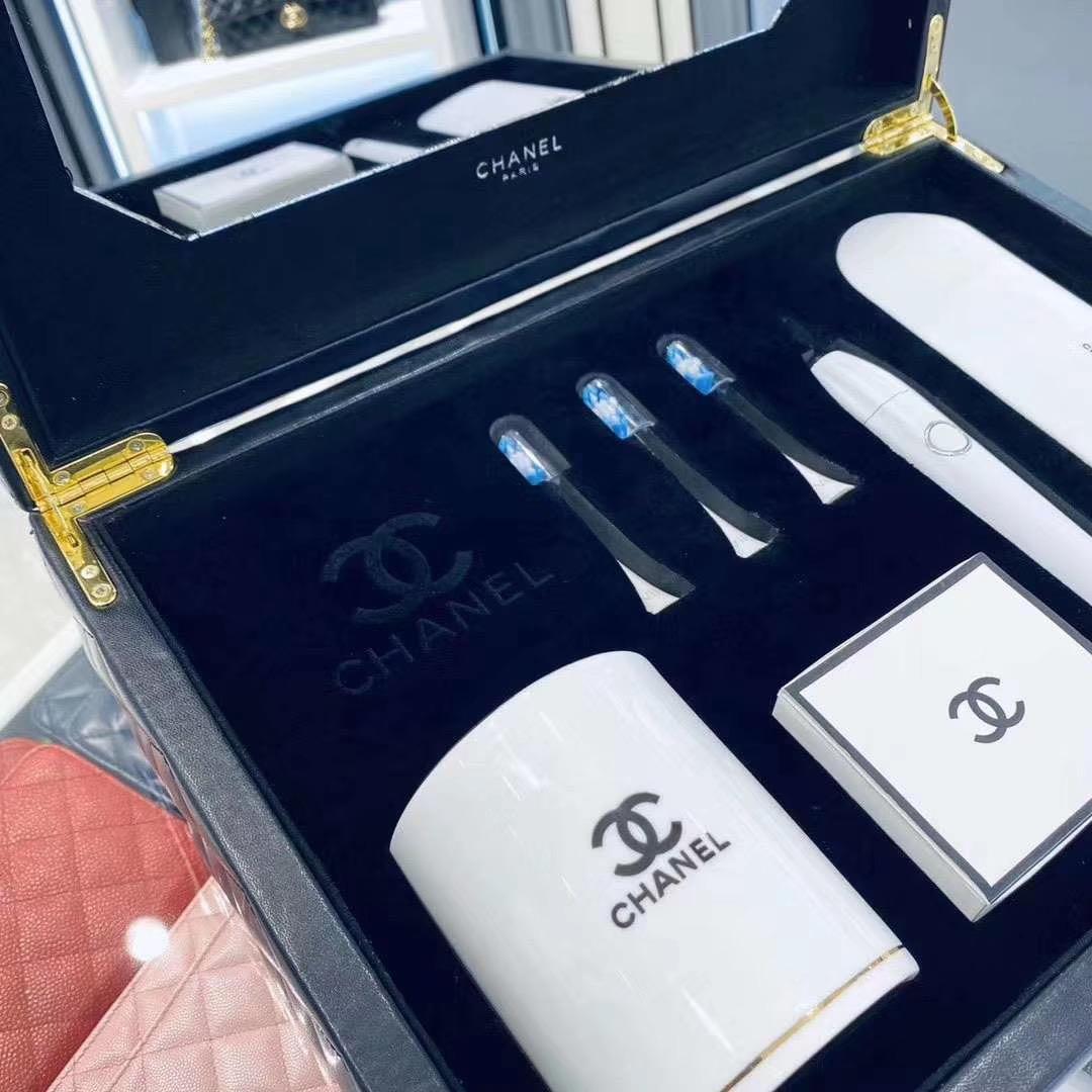 Chanel電動牙刷超豪華禮盒情人節🎁, 女裝, 手袋及銀包, 長銀包- Carousell