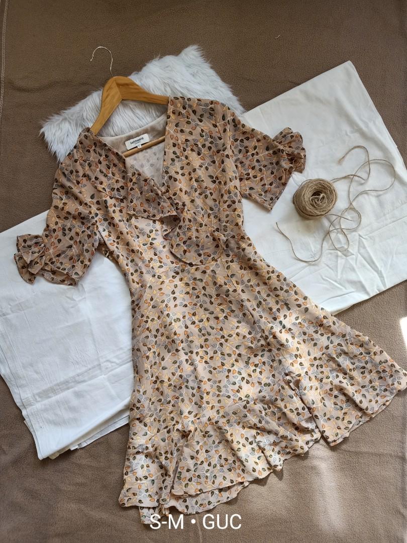 Floral Wrap Dress (Category: Dresses) located in Makati City. Submitted by dcco.llection (Listing ID 271808462, Image 1). Description: 📍Meet up: - Pembo Palengke/nearby areas - Market Market/SM Aura BGC 📍Shipping: - 65sf Metro Manila via Zoom - 105sf Provincial via J&T 📍Mode of Payment: - BPI *QR code available - Palawan Express - Cebuana Lhuillier.