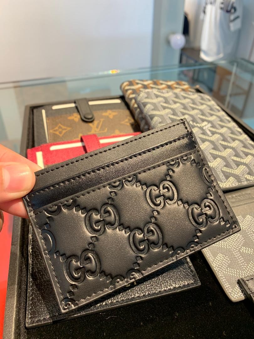 gucci supreme card holder