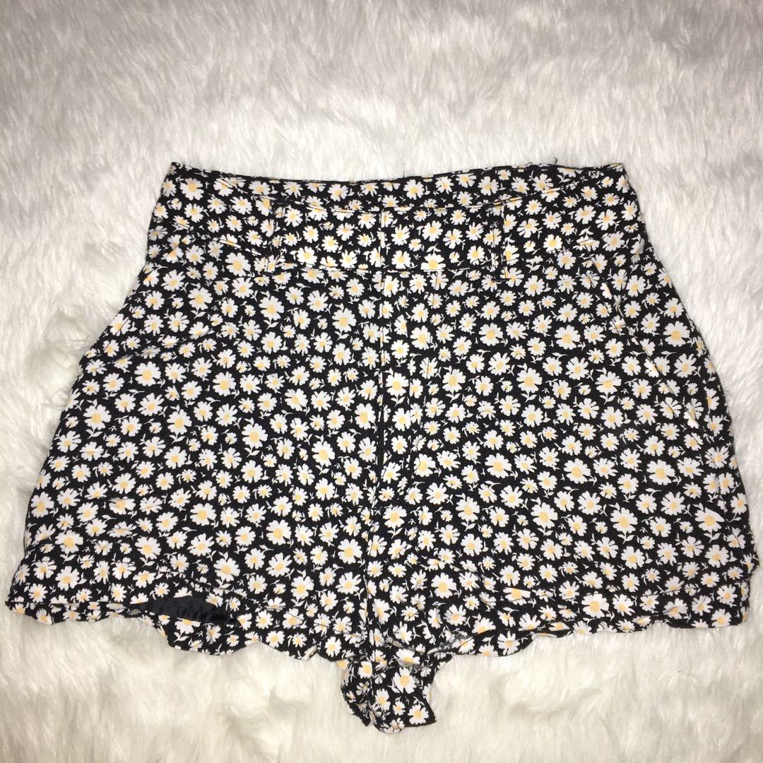 Forever 21 shorts (Category: Shorts) located in Paranaque City. Submitted by _jooliaa (Listing ID 271846851, Image 1). Description: .