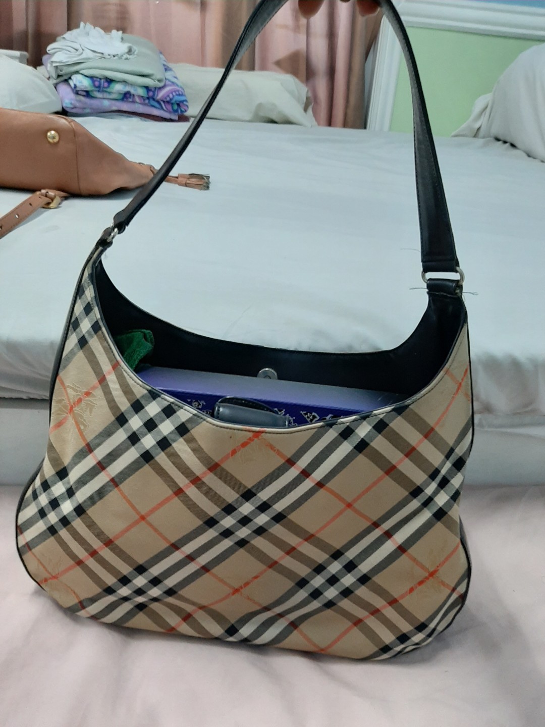Burberry Bag Guaranteed Authentic (Category: Luxury Bags & Wallets) located in Paranaque City. Submitted by andim8 (Listing ID 272125059, Image 2). Description: Burberry Bag with dustbag guaranteed authentic. Cobdition vgood some scuffing under the front pocket flap only. All external and internal parts all in good condition :).