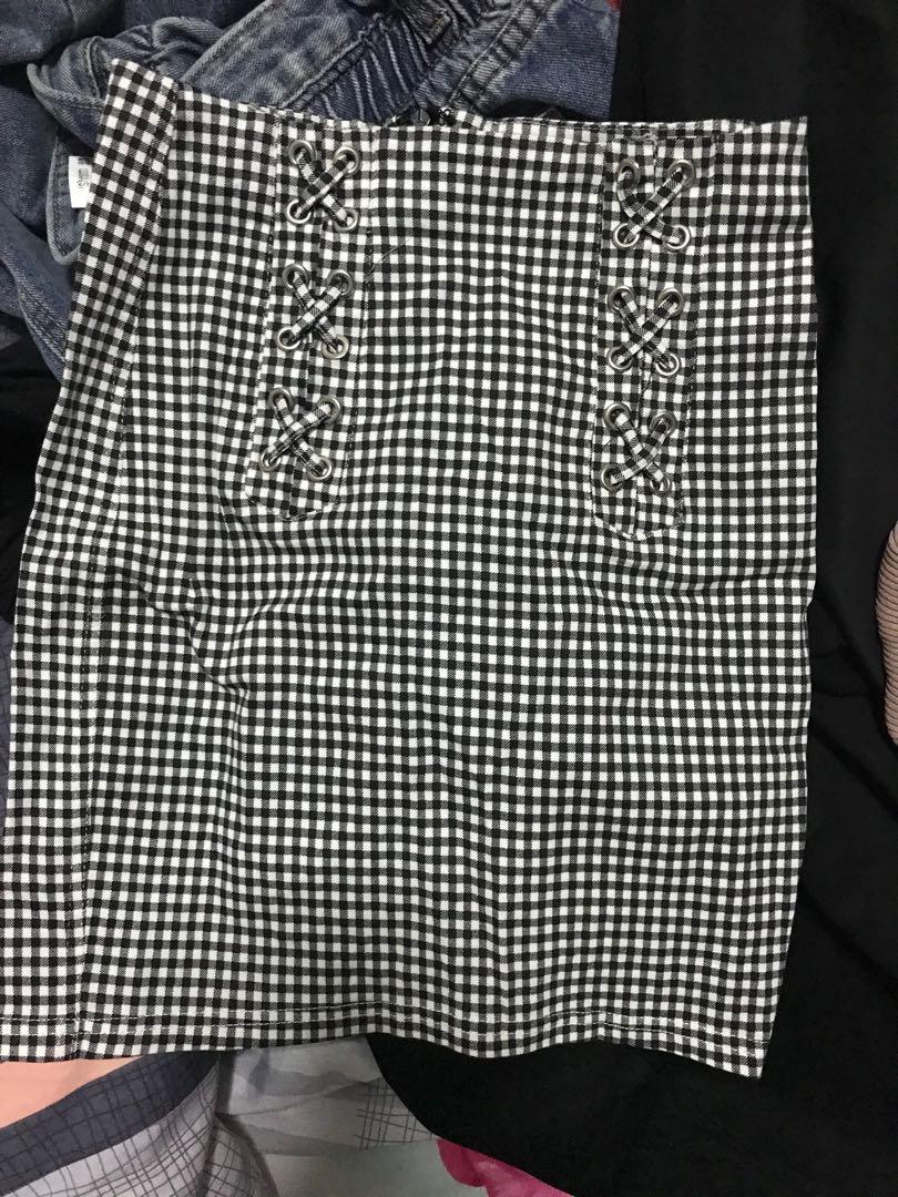 Checkered Skirt (Category: Skirts) located in Singapore. Submitted by sh0phereee (Listing ID 272087708, Image 1). Description: Checkered bandage skirt Brand new! RTP $24.95.