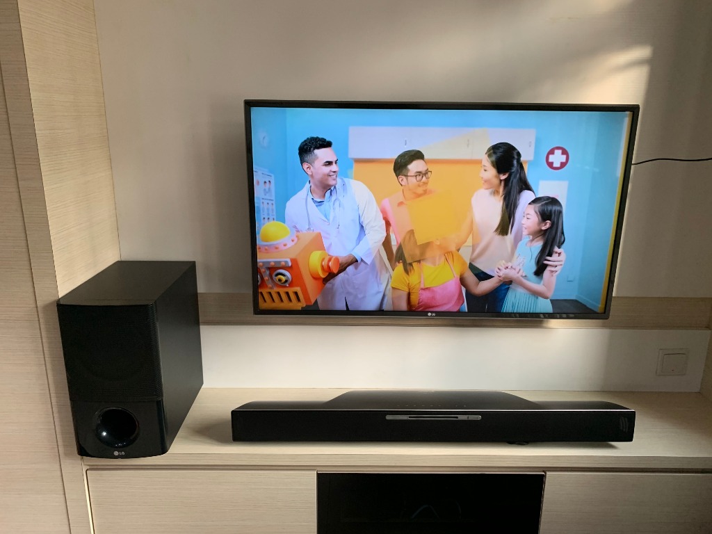 LG HLB54S blu ray sound bar with wireless subwoofer Audio