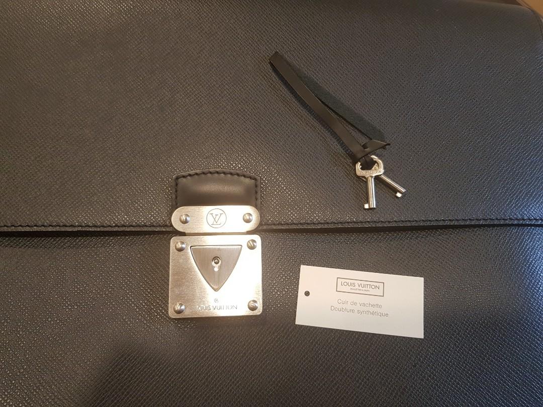 Louis Vuitton Black Taiga Leather Robusto 2 Compartments Briefcase  ref.744816 - Joli Closet