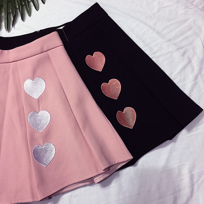 Black pleated skirt sales with pink hearts