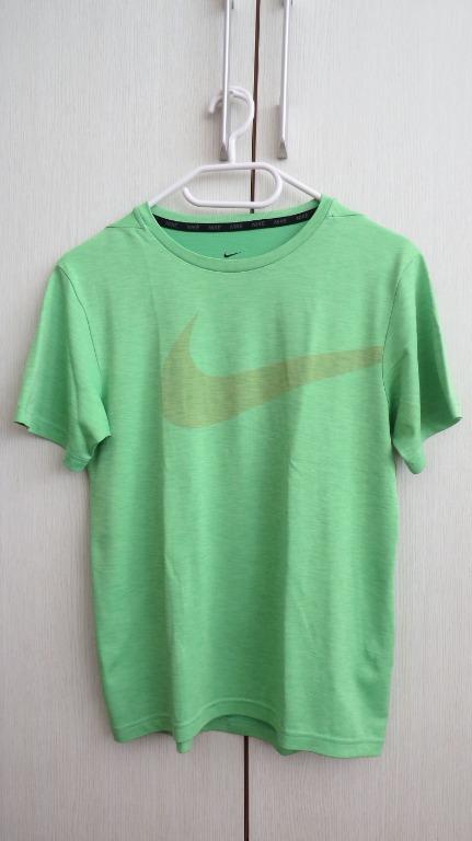 boys green nike shirt