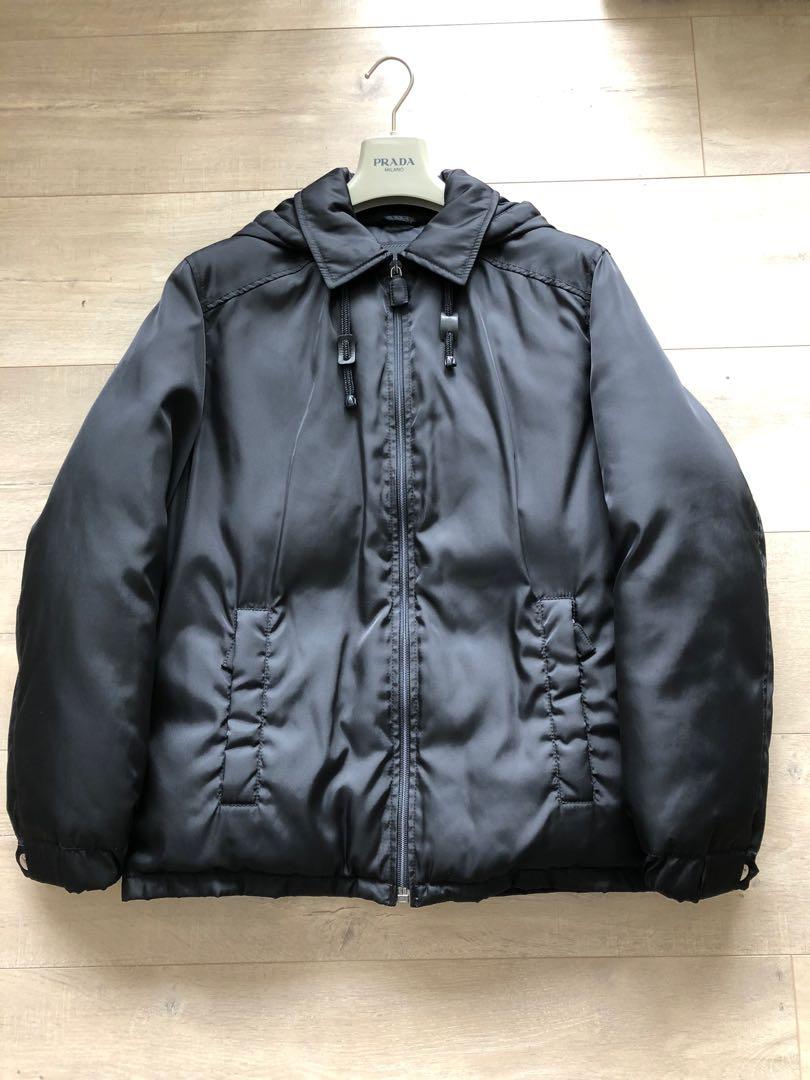 Prada down jacket （分類：外套及戶外衣服）位於 Hong Kong。 由 qq412 提交（商品編號 272201249，圖片 1）。簡介： Prada down jacket Removable hood Mada in Italy 100% genuine Excellent condition 。