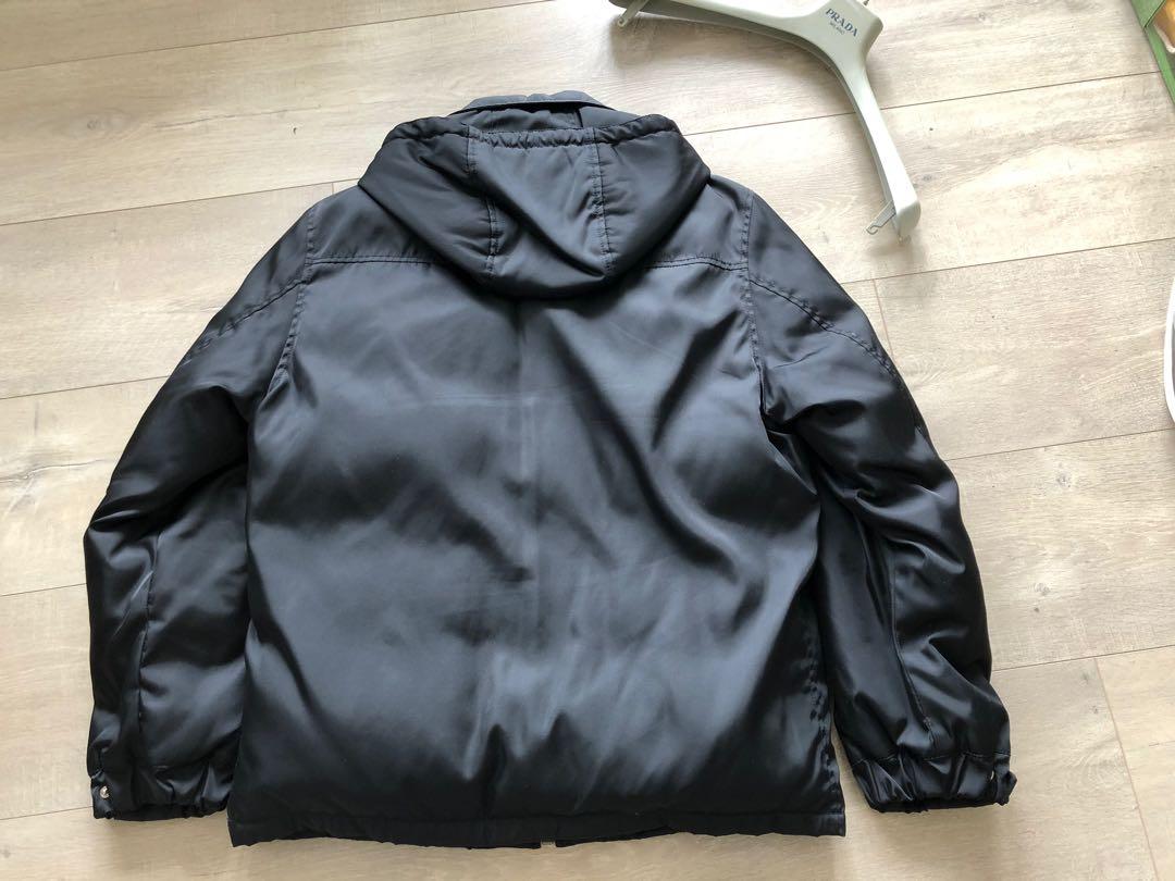 Prada down jacket （分類：外套及戶外衣服）位於 Hong Kong。 由 qq412 提交（商品編號 272201249，圖片 3）。簡介： Prada down jacket Removable hood Mada in Italy 100% genuine Excellent condition 。
