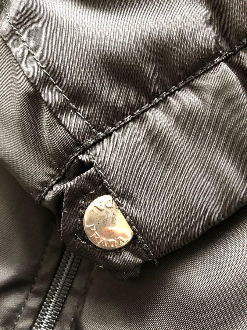 Prada down jacket （分類：外套及戶外衣服）位於 Hong Kong。 由 qq412 提交（商品編號 272201249，圖片 4）。簡介： Prada down jacket Removable hood Mada in Italy 100% genuine Excellent condition 。