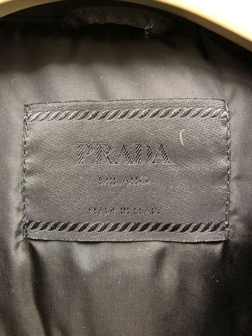 Prada down jacket （分類：外套及戶外衣服）位於 Hong Kong。 由 qq412 提交（商品編號 272201249，圖片 5）。簡介： Prada down jacket Removable hood Mada in Italy 100% genuine Excellent condition 。
