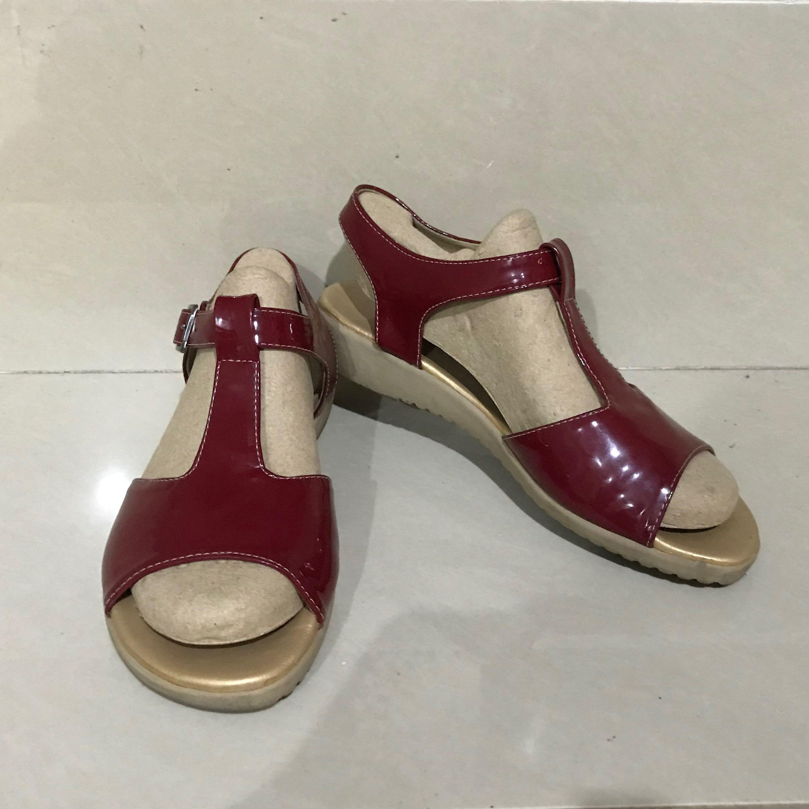 Sepatu Sandal St Moritz Merah Maroon Sandal Tali Sepatu Sendal Wanita Ukuran Size 37 Fesyen Wanita Sepatu Di Carousell