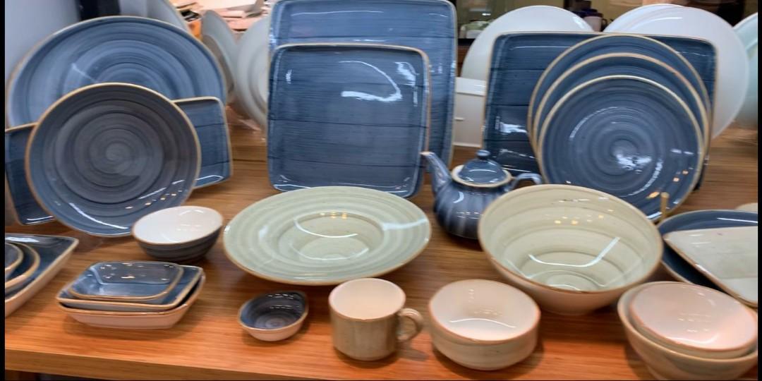 碟 （分類：餐具和餐具）位於 Hong Kong。 由 davisonmui 提交（商品編號 272424679，圖片 3）。簡介： 好物強烈推薦@土耳其 https://www.youtube.com/watch?v=BJq3_DyyFSM 我們在土耳其一家餐廳用膳時，發現其餐具極度精美。在網絡上翻查後發現此餐具是當地一個十分利害的品牌，Bonna, 並稱為土耳其之光。 此餐具最利害的地方是他怎樣敲打也不碎。我們嘗試把它貼在大理石製造的枱面敲打。大理石枱面被敲打出輕微裂紋，但餐碟卻絲毫沒有破損😱😱😱😱(自己有片為證!)而且，他全部是人手繪製的，圖紋多樣化又令人心動。 我們幾經努力後，才找到當地的店家購買此產品。此產品在土耳其沒有零售，只有批發。但是，我們實在十分喜愛此品牌的餐具，幾經與店家斡旋後，我們成功購入了一些餐具。 Bonna是陶瓷制的餐具, 質素比知名的的餐具品牌le creuset 高，但價錢卻只是le creuset的一半，甚或更便宜！高質！！！大力推薦！ 今次土耳