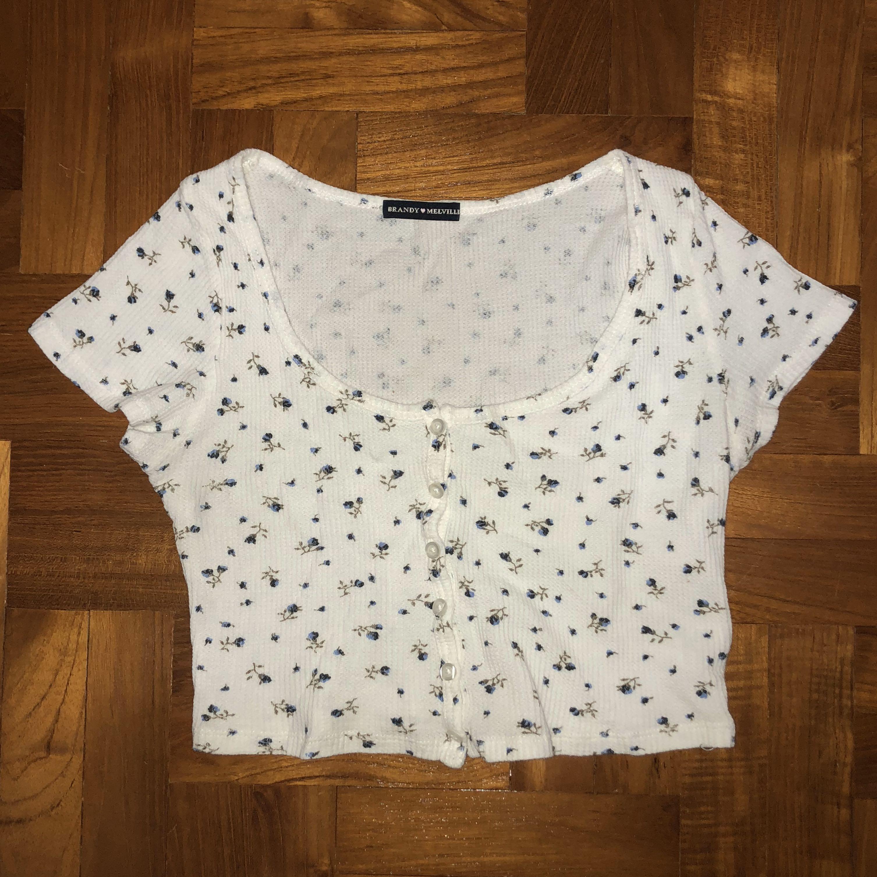 Brandy Melville (BM) Zelly Top - White, Button-up Crop, Women's Fashion,  Tops, Other Tops on Carousell