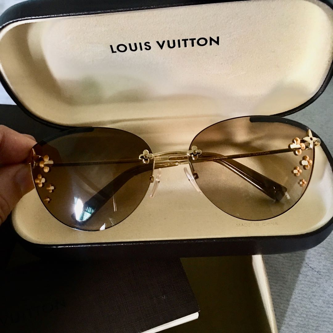 Original Louis Vuitton Aviator Sunglasses Women(Almost B'new), Luxury,  Sneakers & Footwear on Carousell