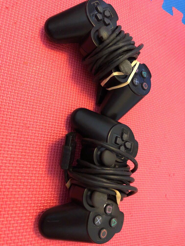 PS2 controllers （分類：手掣）位於 Hong Kong。 由 bichiku 提交（商品編號 272421936，圖片 1）。簡介： $50 for both. One has a damaged knob. See second photo 。