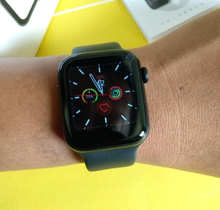 Smartwatch Smart Watch Telepon Fundo Pro Watch 4 Model Apple Watch 4 5 -  Hitam, Fesyen Pria, Jam Tangan di Carousell