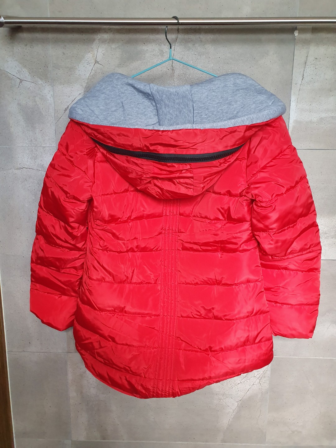 Winter Jacket (Category: Coats, Jackets and Outerwear) located in Singapore. Submitted by handeric (Listing ID 272643099, Image 3). Description: Brand new! Bought it over EZBuy but got the wrong size. Quality jacket suitable for cold travel. Cash only..