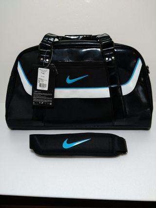 嘉喻戶曉小舖-全新NIKE衣物包，免運費~