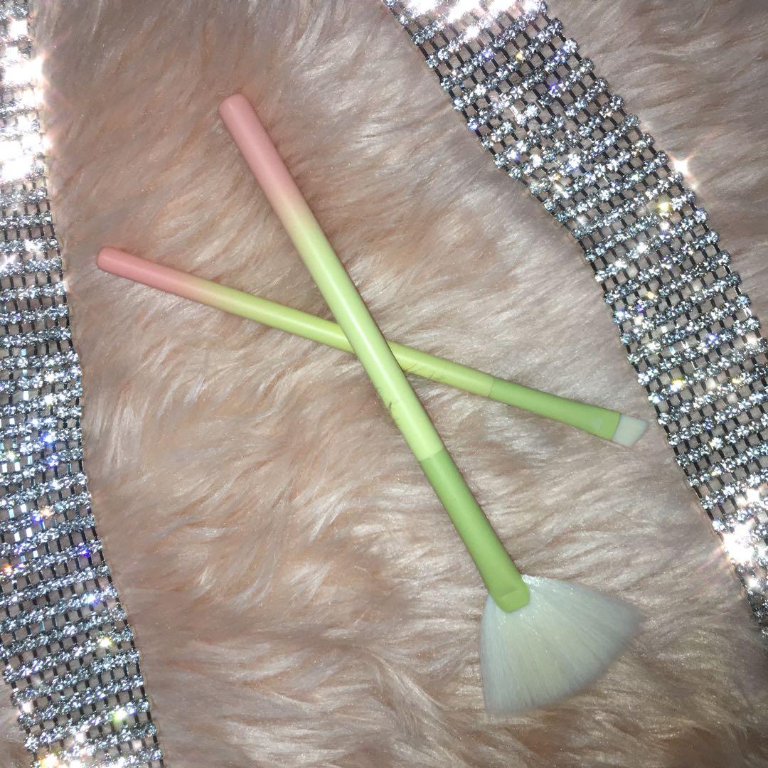 Brand New! Yellow Gradient Liner & Fan Brush Set (Category: Makeup) located in Manila. Submitted by ellanstudios (Listing ID 272812496, Image 1). Description: Brand New..