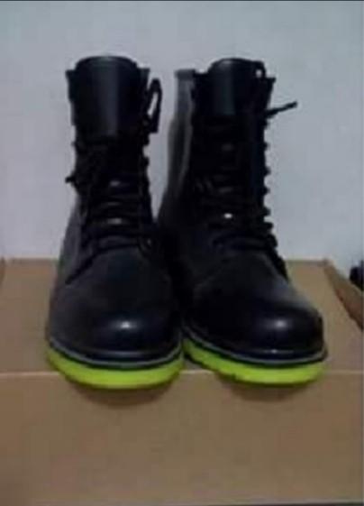 REPRICED: Otto Jelly Boots (Category: Boots) located in Makati City. Submitted by breaktherules29 (Listing ID 272726045, Image 1). Description: Fits 5 to 6. Used a couple of times then nastock na. Needs cleaning..