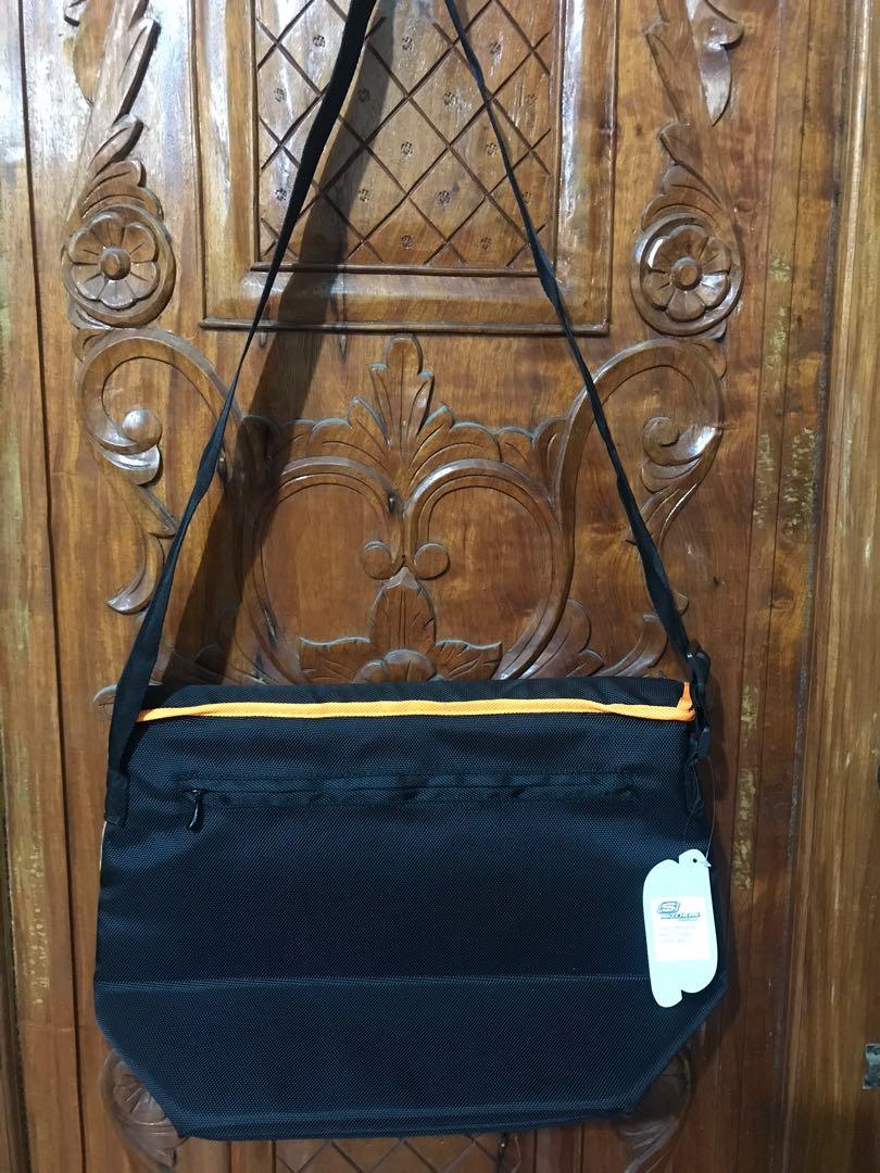 SKECHERS Messenger Bag, Men's Fashion, Bags, Sling Bags on Carousell