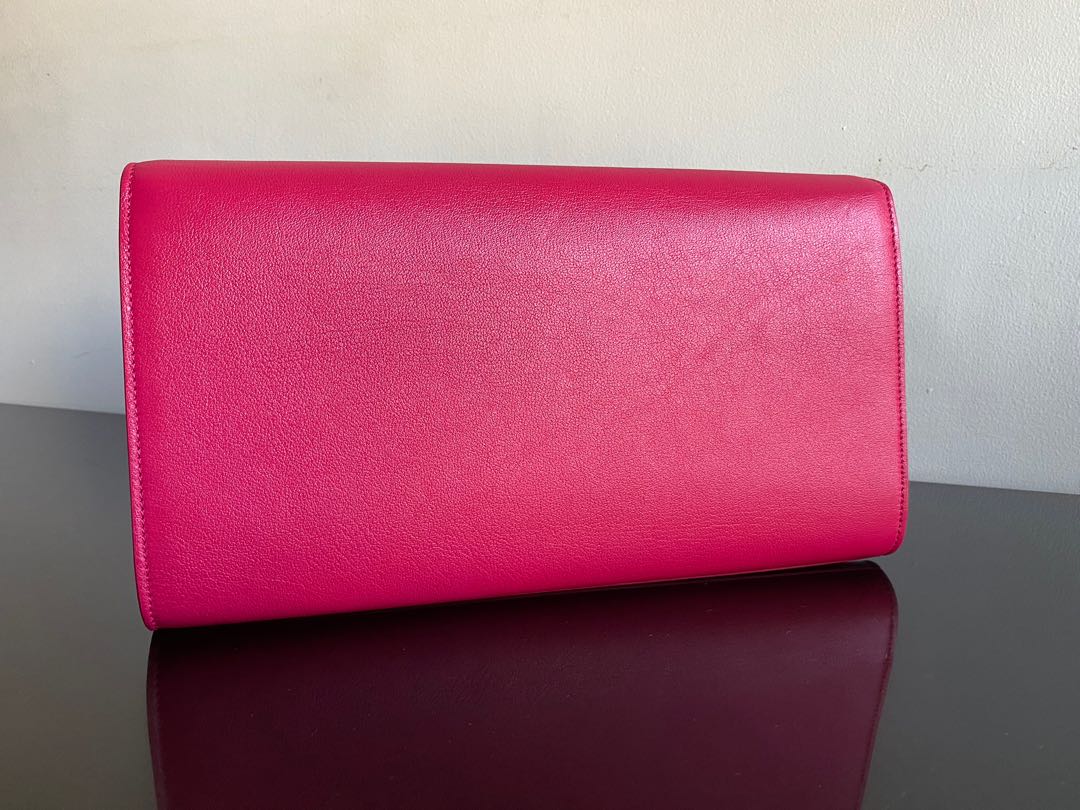 Authentic YSL CLUTCH LIKE NEW ! (Category: Luxury Bags & Wallets) located in Manila. Submitted by 2ndchancesale (Listing ID 272977265, Image 2). Description: Authentic Ysl clutch LIKE NEW complete (cards , sample leather & dustbag ) 98% new /kept unused Last known retail approx 88k 44,800 open for layaway .