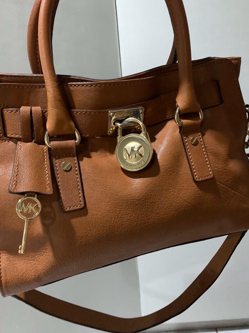 MICHAEL KORS Hamilton bag (Category: Luxury Bags & Wallets) located in Quezon City. Submitted by bagsndreams (Listing ID 272903550, Image 2). Description: Preloved Michael Kors Hamilton 2-way bag. All leather. Normal signs of use but no rubs/no scuffs. Very slight tarnishing on a few parts of its hardware. Still in very good condition. .