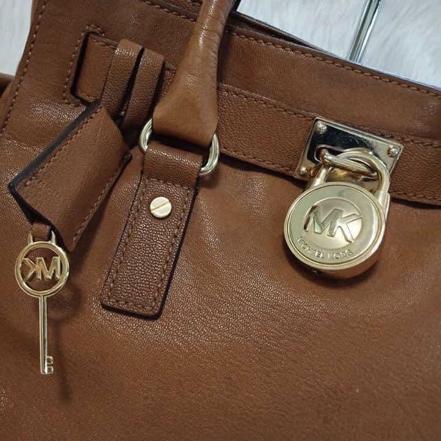 MICHAEL KORS Hamilton bag (Category: Luxury Bags & Wallets) located in Quezon City. Submitted by bagsndreams (Listing ID 272903550, Image 3). Description: Preloved Michael Kors Hamilton 2-way bag. All leather. Normal signs of use but no rubs/no scuffs. Very slight tarnishing on a few parts of its hardware. Still in very good condition. .