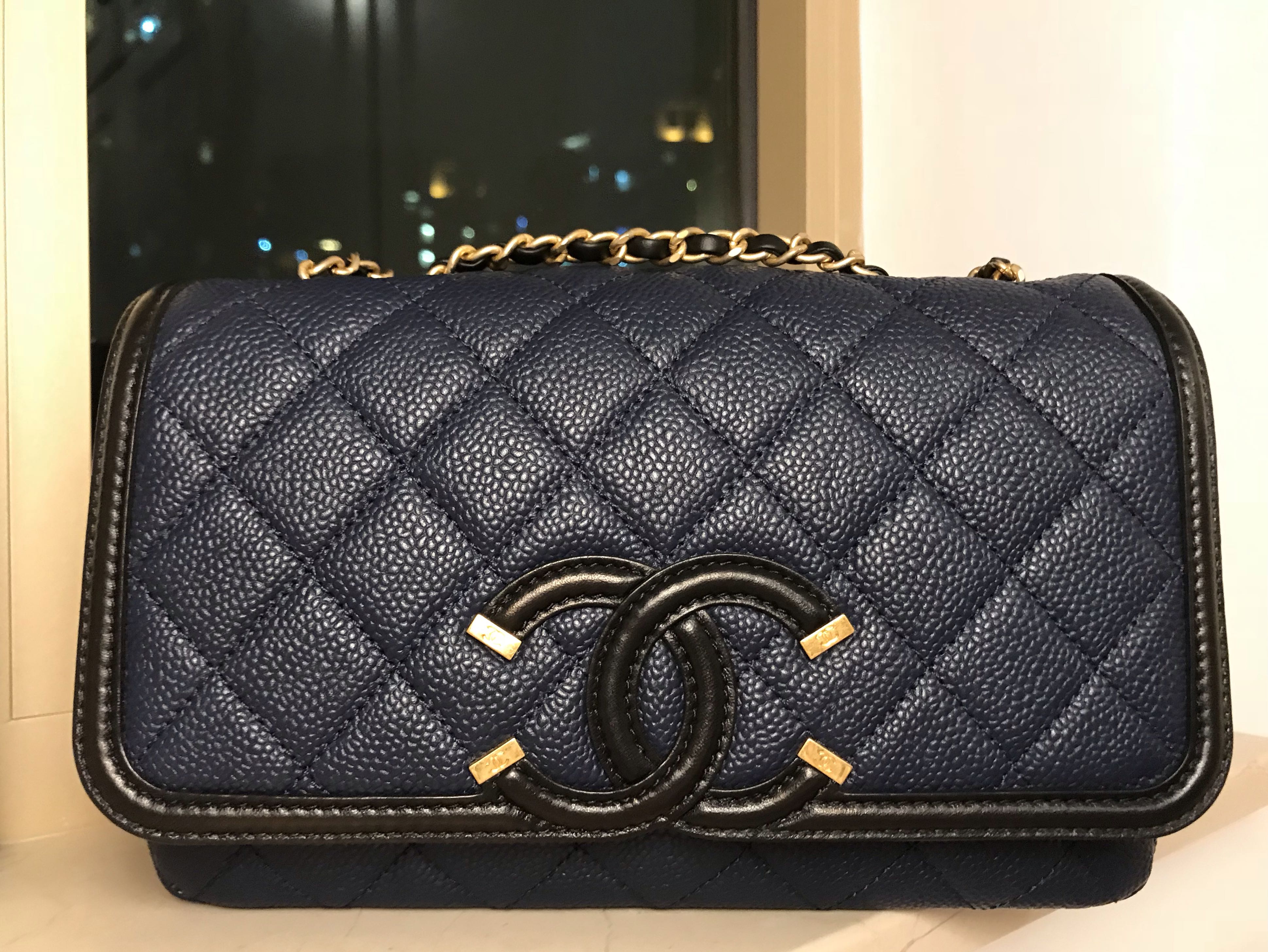 Chanel cc hotsell filigree flap bag
