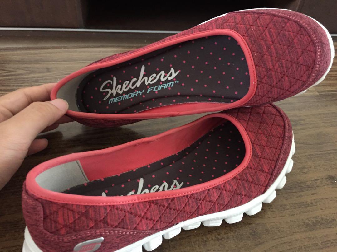 Memory foam hotsell skechers womens shoes