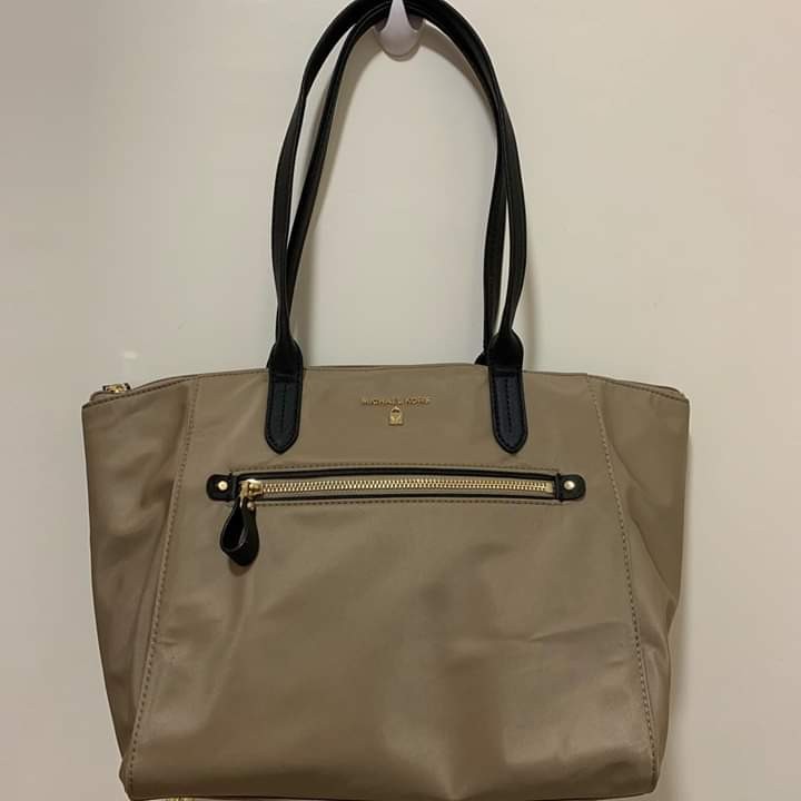 Michael Kors Kelsey Nylon Large Top-Zip Tote Bag –