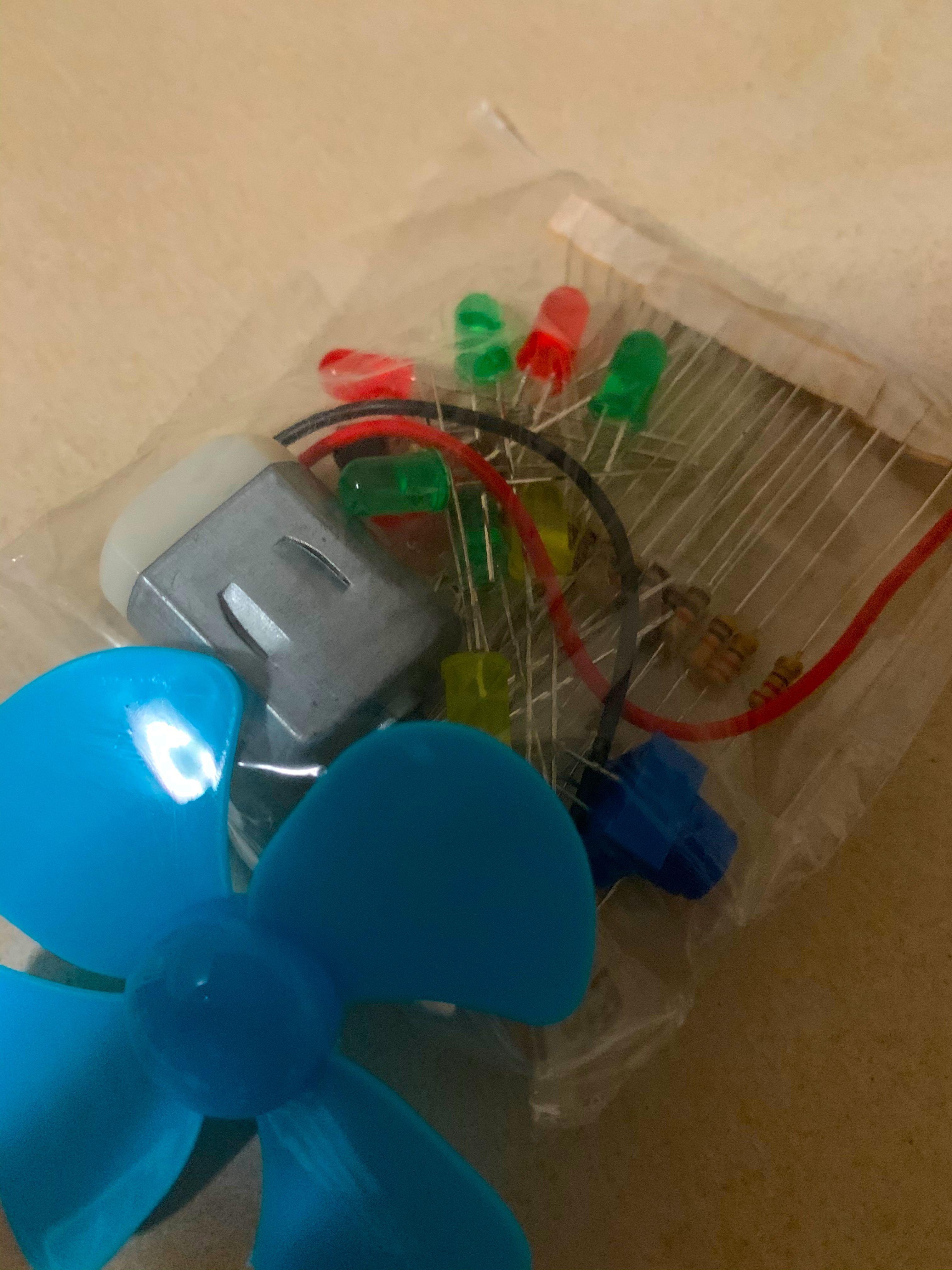 Edu electronics set (Category: Other Mobile & Gadget Accessories) located in Singapore. Submitted by alphaeeetronics (Listing ID 273553813, Image 1). Description: Available quantities : 5.