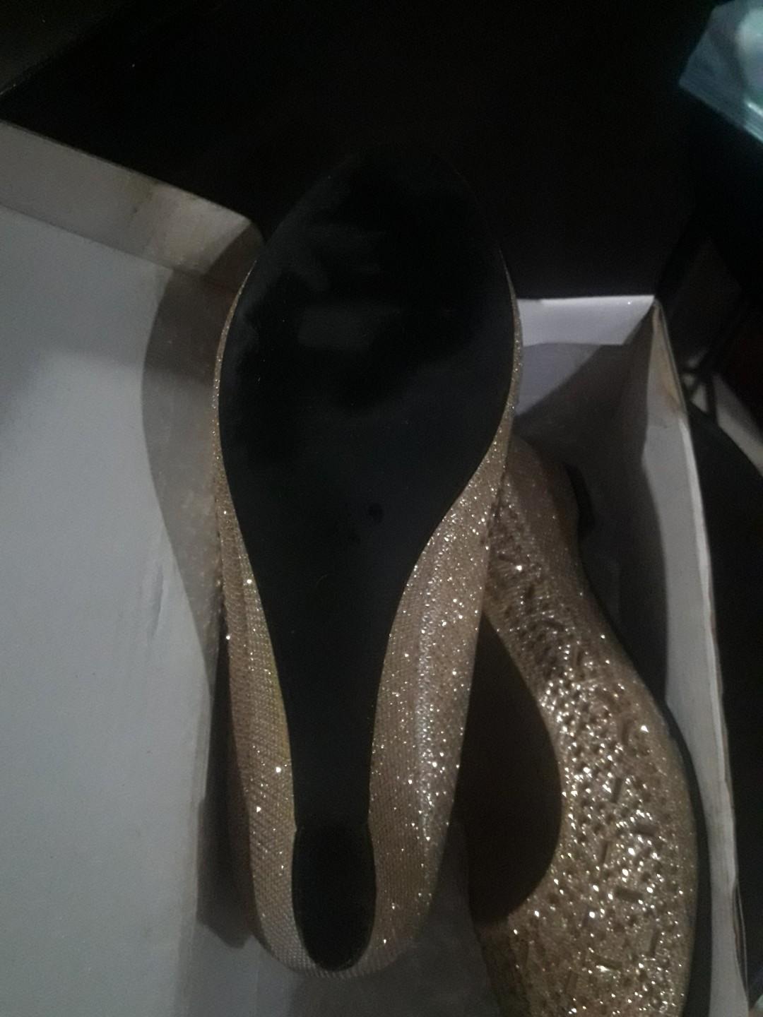 Gold shoes imported (Category: Heels) located in Quezon City. Submitted by simpyirresistable (Listing ID 273507035, Image 3). Description: use once on wedding very nice gold wit manic good as new can be worn on office attire.