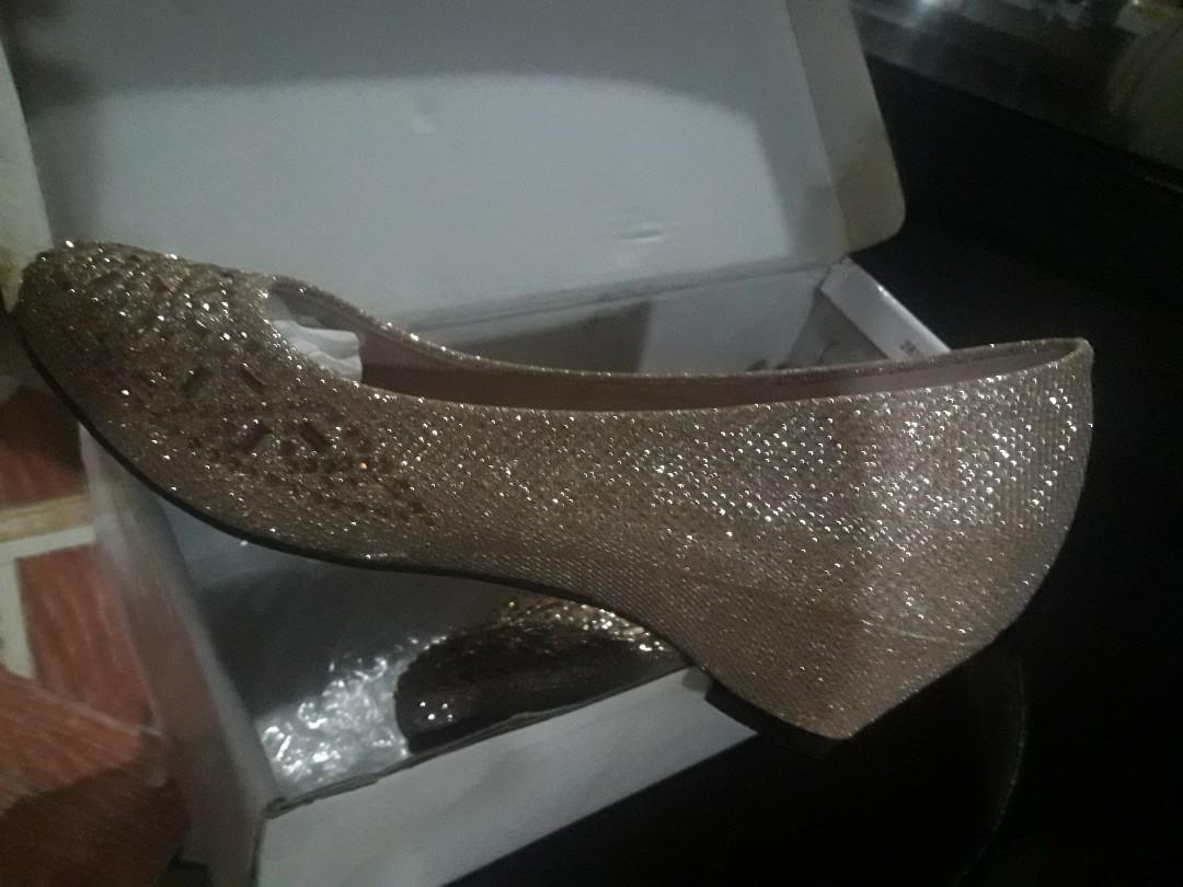 Gold shoes imported (Category: Heels) located in Quezon City. Submitted by simpyirresistable (Listing ID 273507035, Image 1). Description: use once on wedding very nice gold wit manic good as new can be worn on office attire.