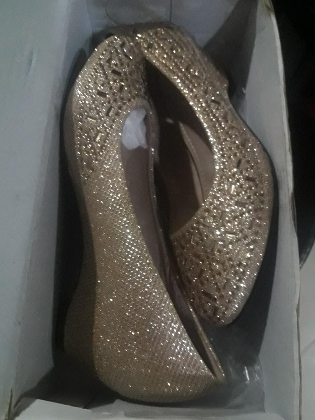 Gold shoes imported (Category: Heels) located in Quezon City. Submitted by simpyirresistable (Listing ID 273507035, Image 2). Description: use once on wedding very nice gold wit manic good as new can be worn on office attire.