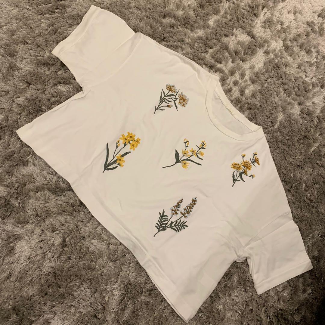 Floral Cropped Boxy Tee (Category: Others Tops) located in Muntinlupa City. Submitted by wonushi (Listing ID 273722894, Image 2). Description: .