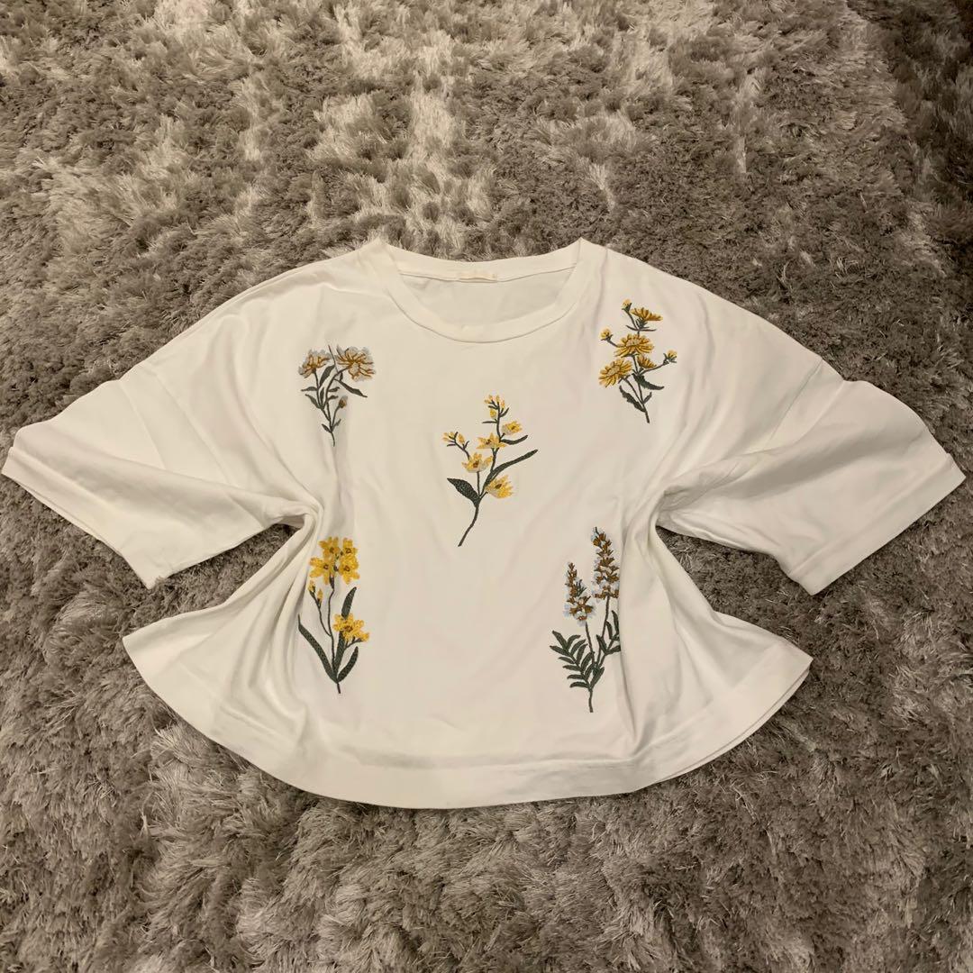 Floral Cropped Boxy Tee (Category: Others Tops) located in Muntinlupa City. Submitted by wonushi (Listing ID 273722894, Image 1). Description: .