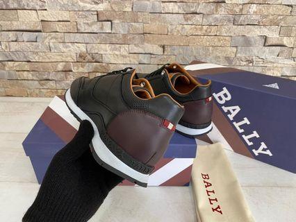 Sepatu Man highclass 6193292,

 SUPERMIRROR, 

Size 39-43

Berat 1kg

H  @1.8 jt