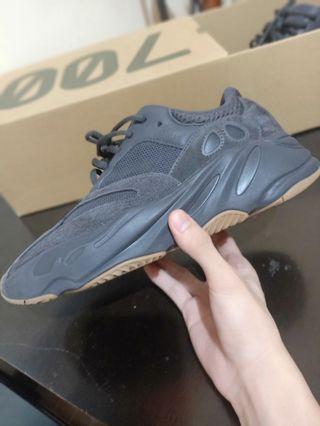 yeezy 700 black | Sneakers | Carousell 