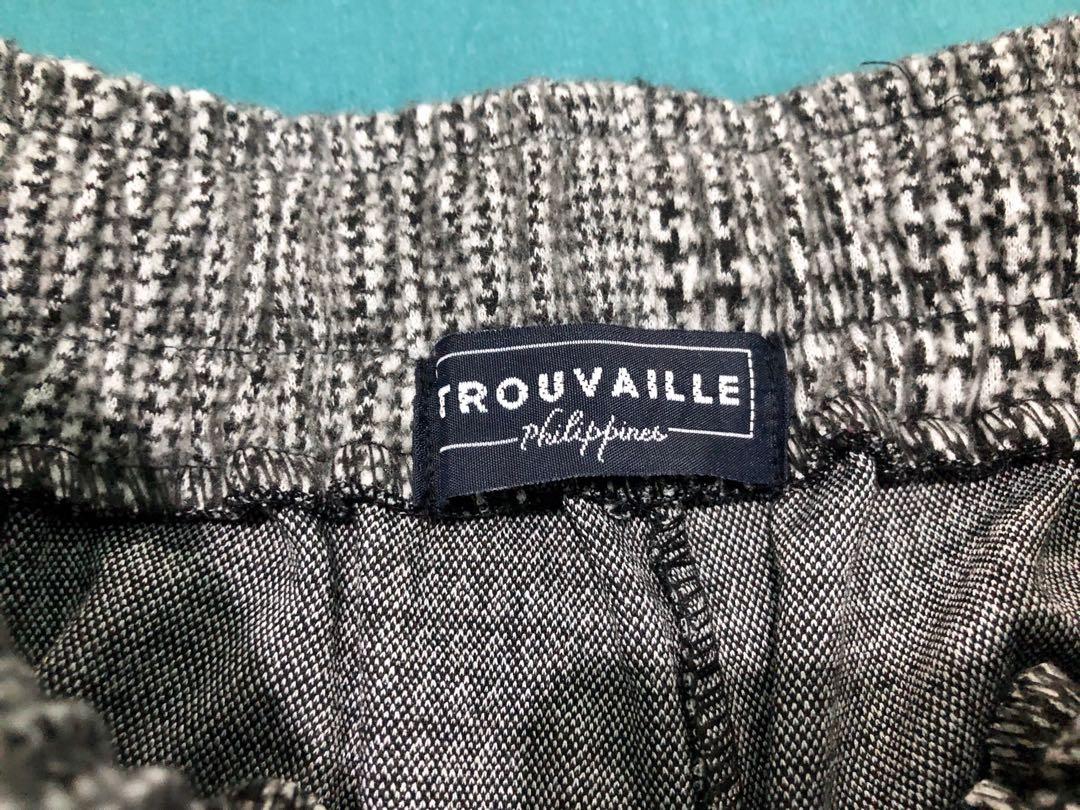 Drawstring Shorts (Category: Shorts) located in Manila. Submitted by dclutterrr (Listing ID 273818674, Image 3). Description: Never been used Super comfy Thick fabric.