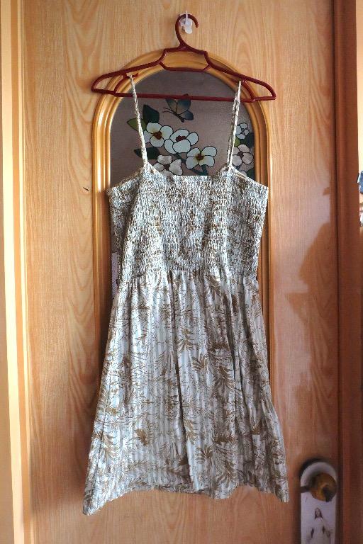 Floral print dress (Category: Dresses) located in Manila. Submitted by jmedv (Listing ID 273891366, Image 3). Description: used twice. still great condition really nice print, fits waist well (good for curvy frames).