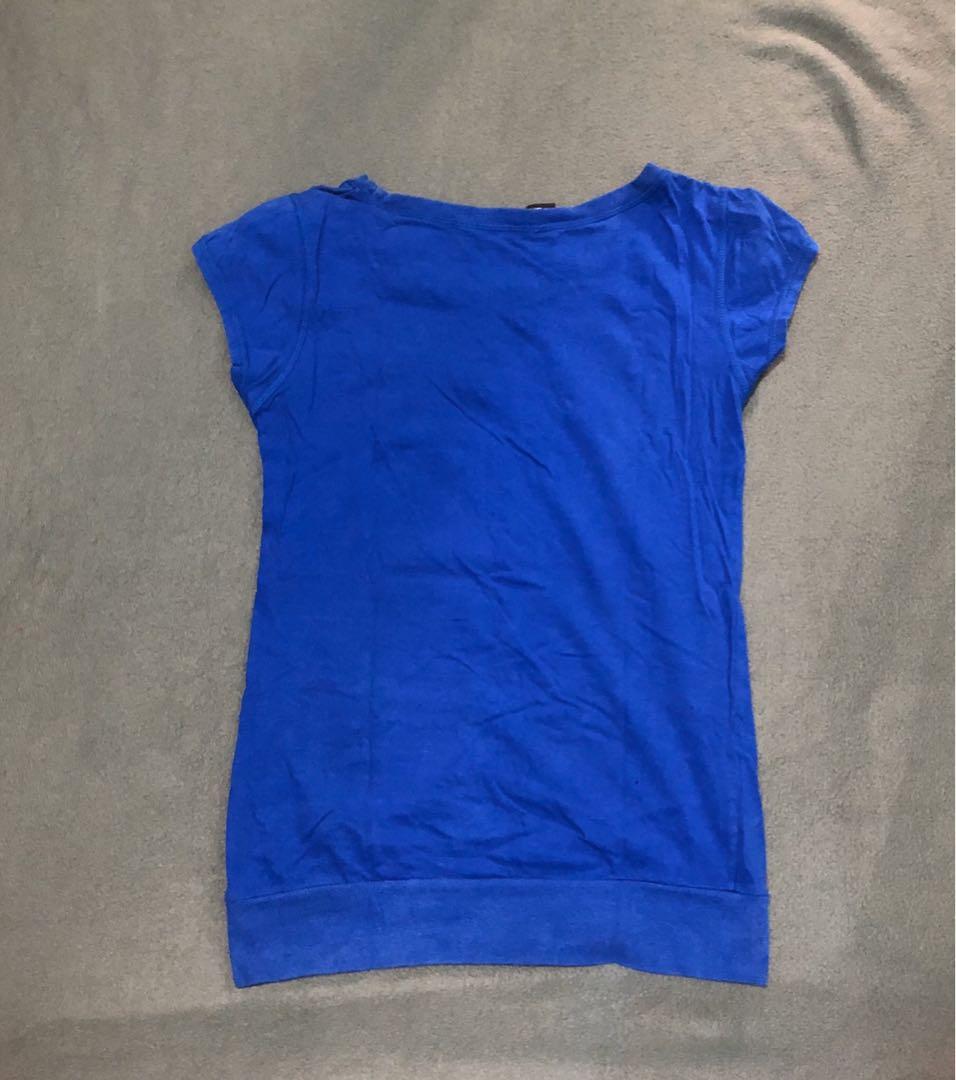Graphic Tee (Category: Shirts) located in Manila. Submitted by dclutterrr (Listing ID 273815096, Image 2). Description: Still in a good condition.