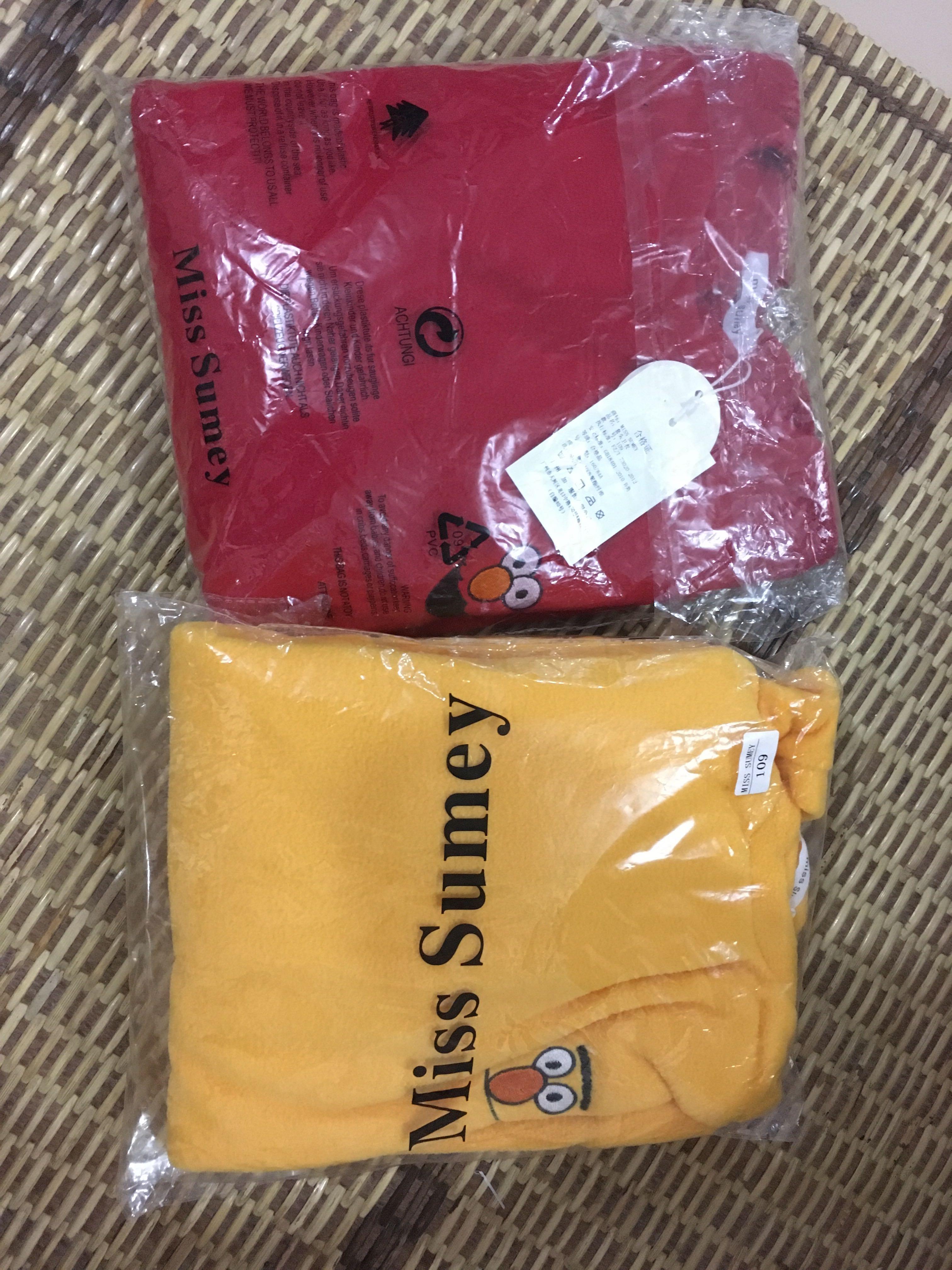 Elmo (Category: Longsleeves) located in Kuching. Submitted by ajmsss (Listing ID 273754203, Image 3). Description: Still new Can fit up to XL.