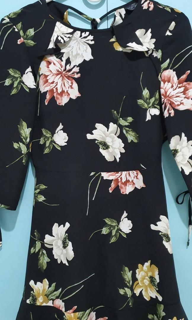 TOPSHOP Floral Dress (Category: Dresses) located in Pasig City. Submitted by cat_stylized (Listing ID 273799558, Image 3). Description: Sexy cut-out back ❤ No flaw In excellent condition Fits S Size 24 sa waist Pm for inquiries or for when worn pics Thanks!.
