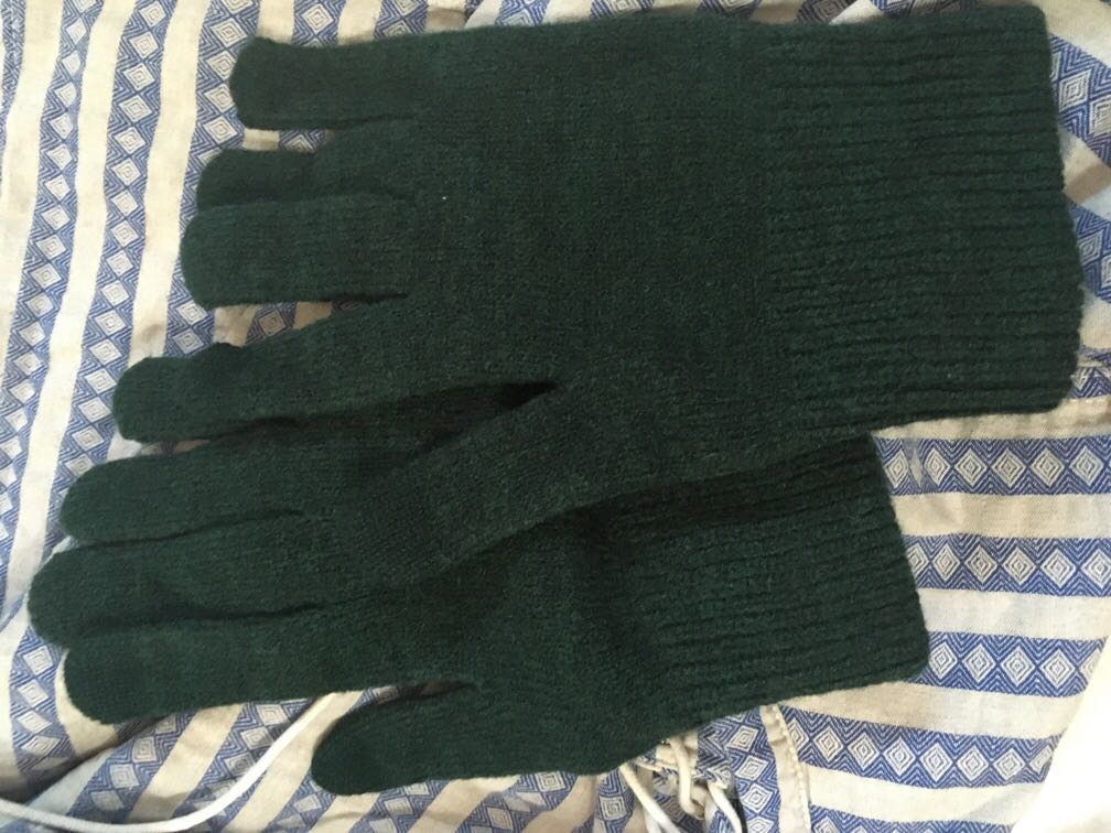 Uniqlo gloves, Women's Fashion, Watches & Accessories, Socks & Tights on Carousell