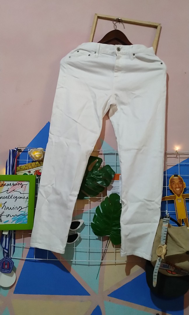 Uniqlo Slim Boyfriend White Jeans / Celana Jeans Putih, Fesyen Wanita,  Pakaian Wanita, Bawahan di Carousell